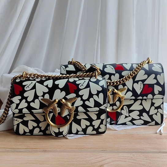 Женская кожаная сумка Love 21x12 см