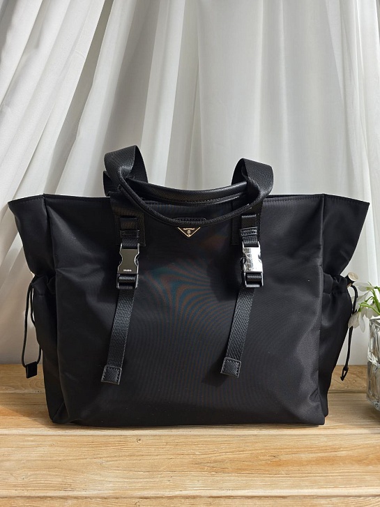 Нейлоновая сумка тоут Prada чёрного цвета 46x32 см
