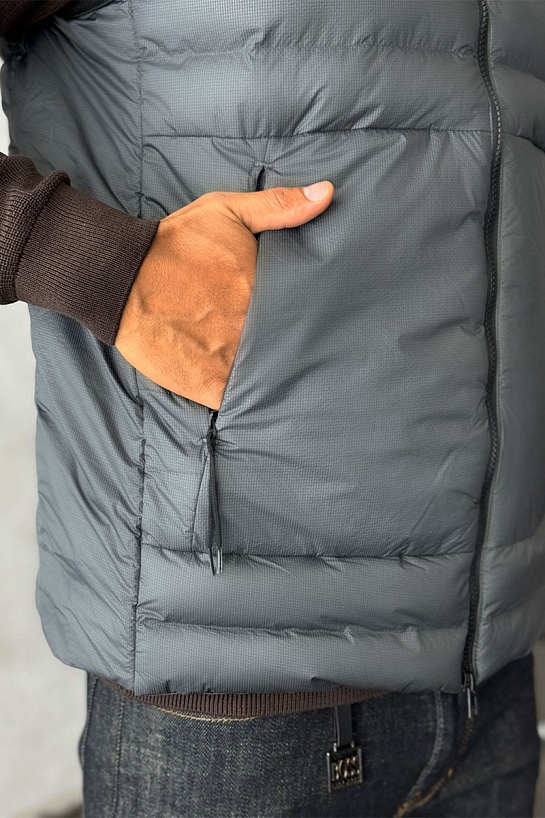 Мужской жилет серого цвета Stone Island compass badge