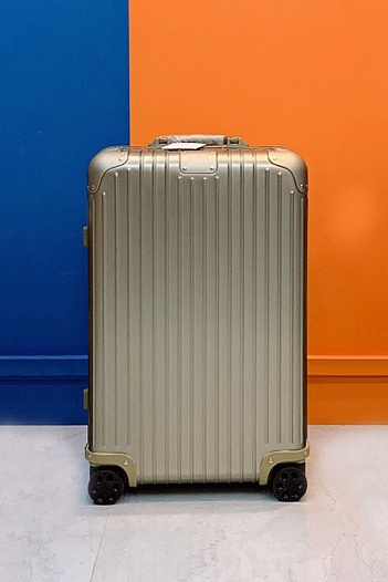 Чемодан Rimowa Aluminum M Premium 66x43x27 см   