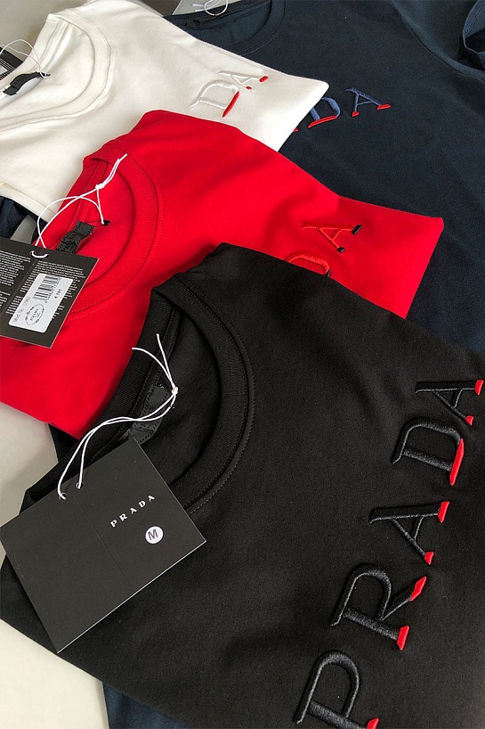 Белая мужская футболка Prada embroidered logo