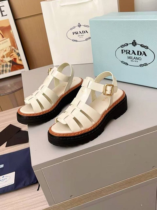 Женские кожаные сандалии Prada белого цвета
