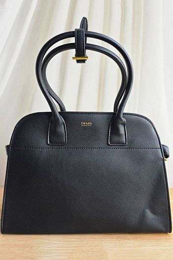 Женская чёрная кожаная сумка Prada 32x23 см   