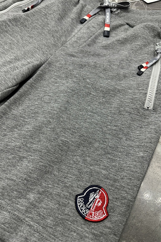 Мужские шорты Moncler серого цвета