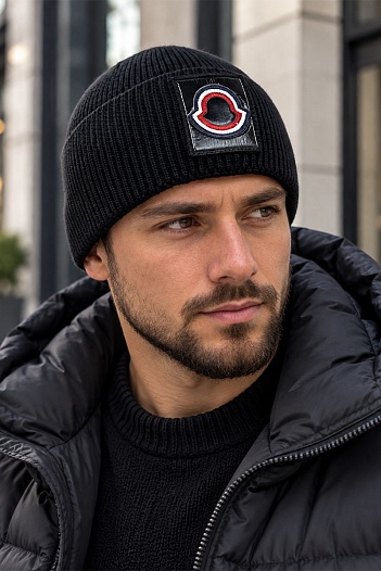 Брендовая шапка Moncler чёрного цвета   
