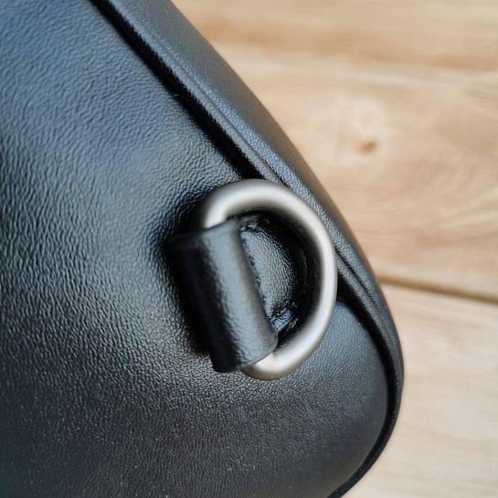 Кожаная чёрная сумка Bottega Veneta 28x18 см