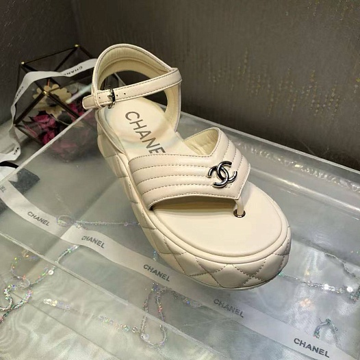 Женские кожаные сандалии белого цвета Chanel   
