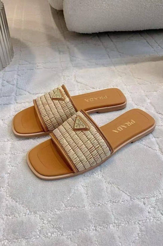 Женские шлёпанцы Prada бежевого цвета
