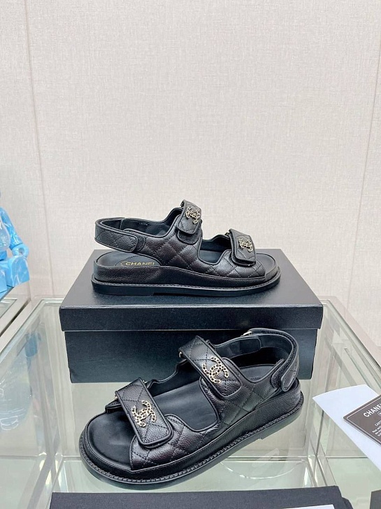 Женские кожаные сандалии Chanel чёрного цвета