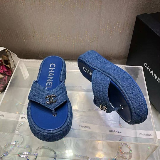 Женские кожаные шлёпанцы Chanel