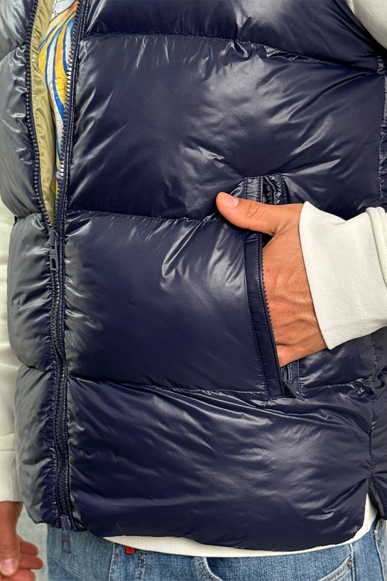 Утеплённый жилет Moncler синего цвета