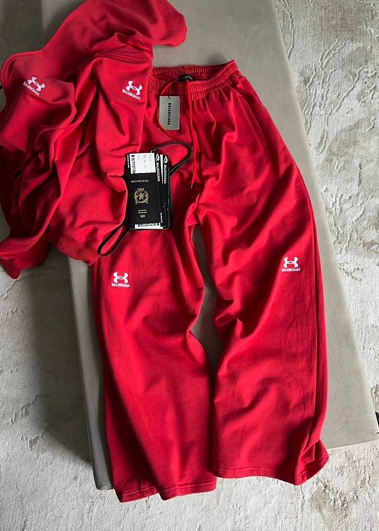 Женский костюм Balenciaga красного цвета