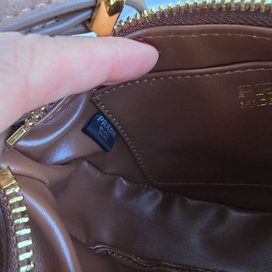 Замшевая сумка Prada 23x14 см