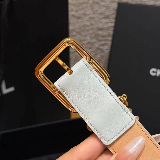 Кожаный ремень Chanel белого цвета