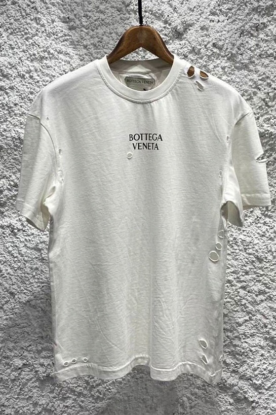 Белая оверсайз футболка Bottega Veneta с рваной отделкой