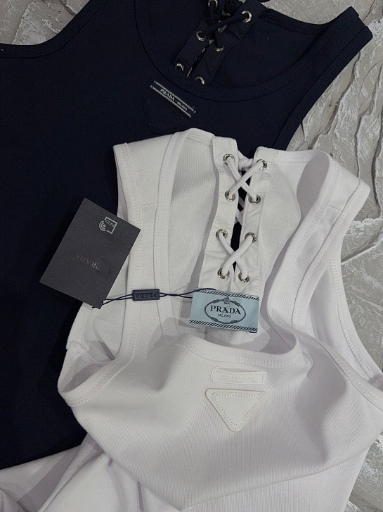 Белый женский топ Prada