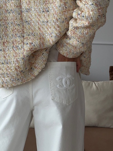 Женские джинсы Chanel белого цвета   