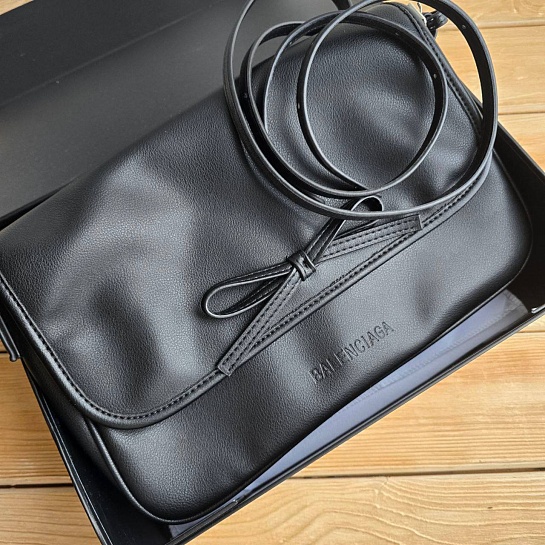 Кожаная чёрная сумка Balenciaga 33x23 см