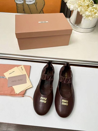 Женские кожаные балетки с круглым мысом MIU MIU   