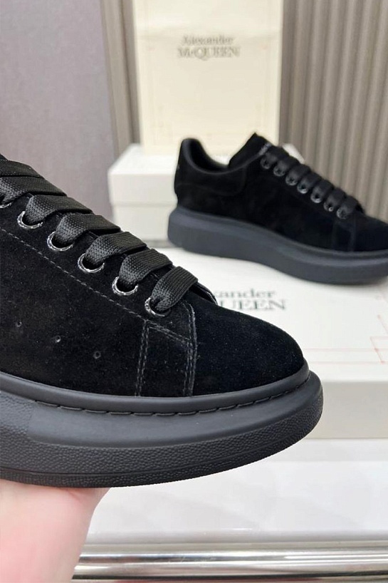 Замшевые кроссовки Alexander McQueen чёрного цвета
