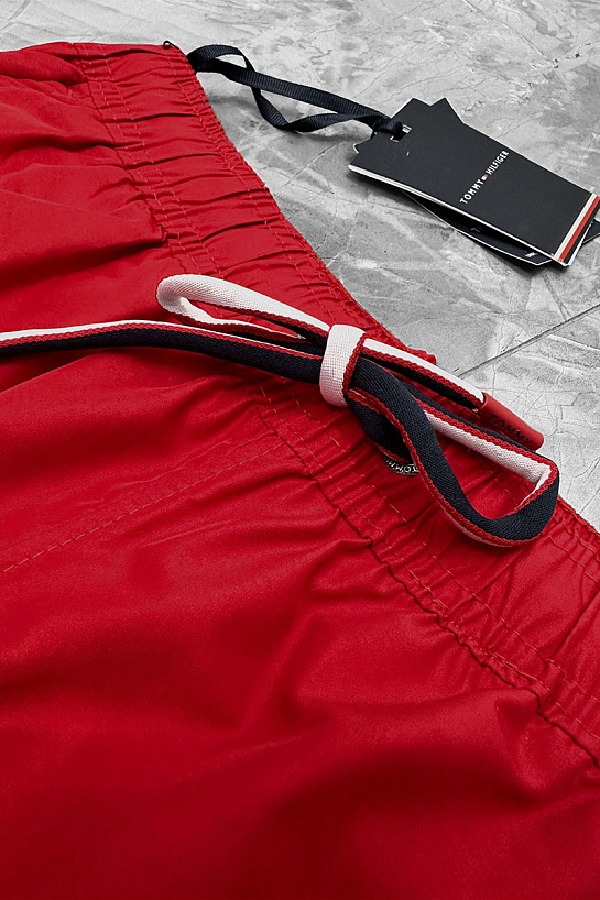 Мужские шорты Tommy Hilfiger красного цвета