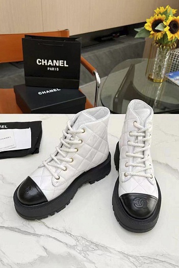 Женские кожаные ботинки Chanel белого цвета   