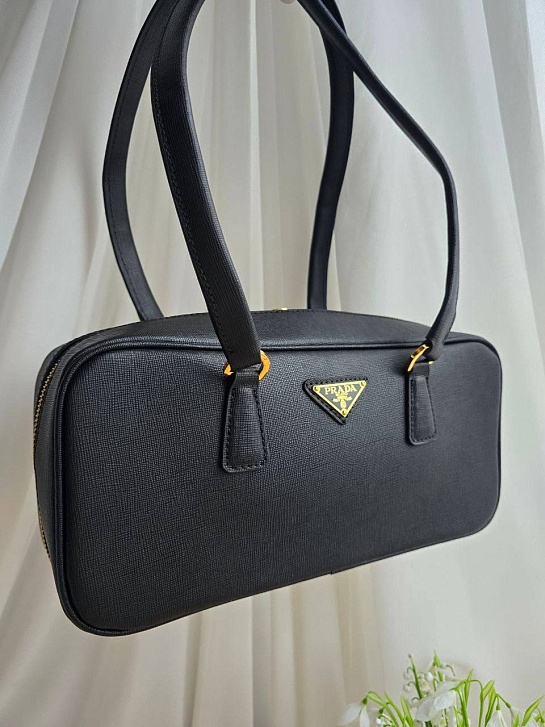 Кожаная чёрная сумка Prada 31x16 см