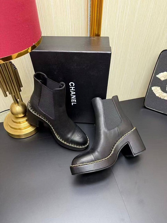 Женские кожаные сапоги Chanel