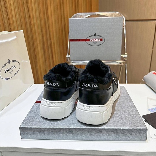 Кожаные кроссовки с мехом Prada   
