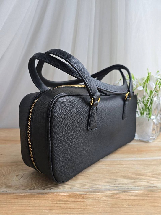 Кожаная чёрная сумка Prada 31x16 см