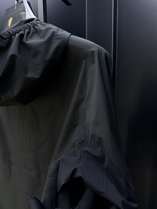 Мужская чёрная ветровка Moncler
