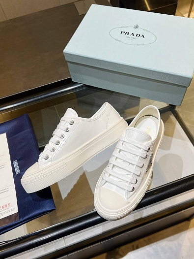 Женские кроссовки Prada белого цвета   