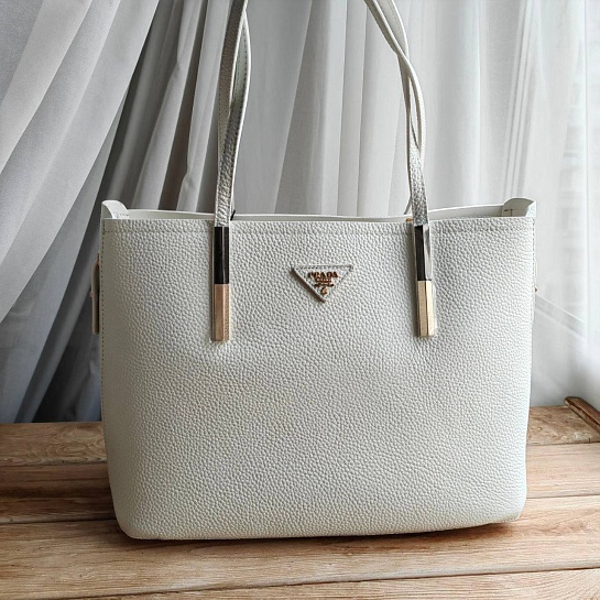 Кожаная сумка Prada белого цвета 36x25 см