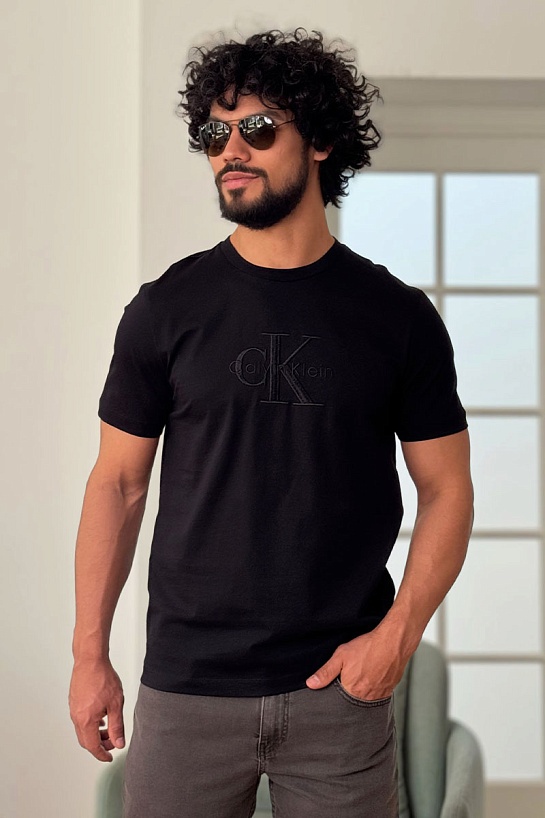Футболка чёрного цвета Calvin Klein embroidered-logo