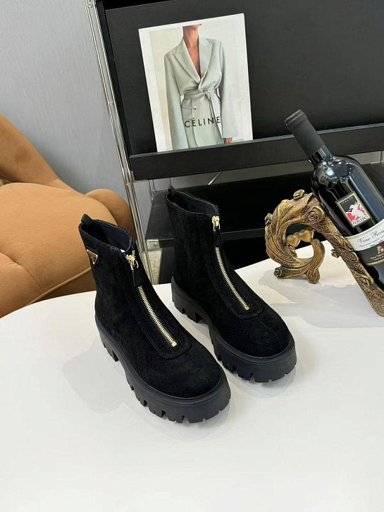 Женские замшевые сапоги Prada