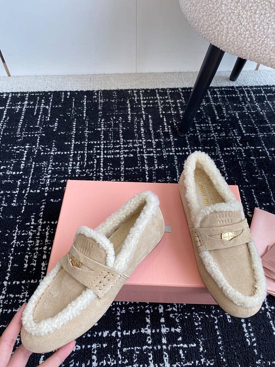Женские бежевые лоферы с мехом MIU MIU