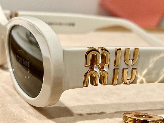 Женские солнцезащитные очки MIU MIU с белой оправой