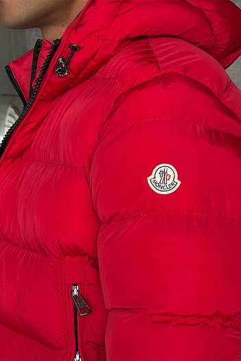 Утеплённая куртка красного цвета Moncler logo-patch   