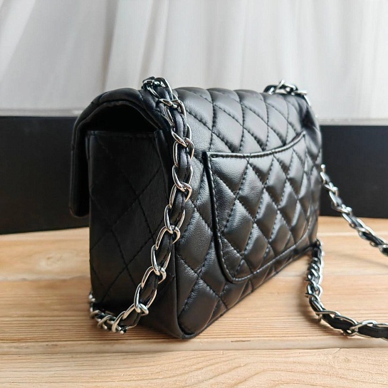 Кожаная чёрная сумка Chanel 25x15 см