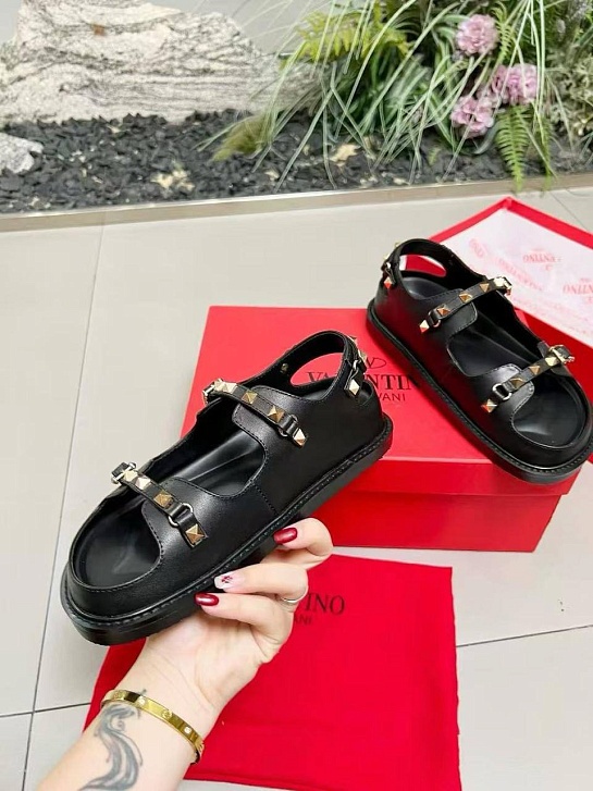 Женские кожаные сандалии Valentino Rockstud