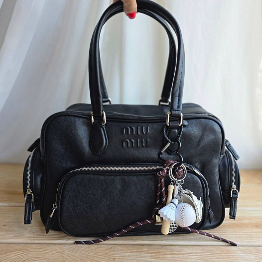 Женская чёрная кожаная сумка MIU MIU 31x20 см   