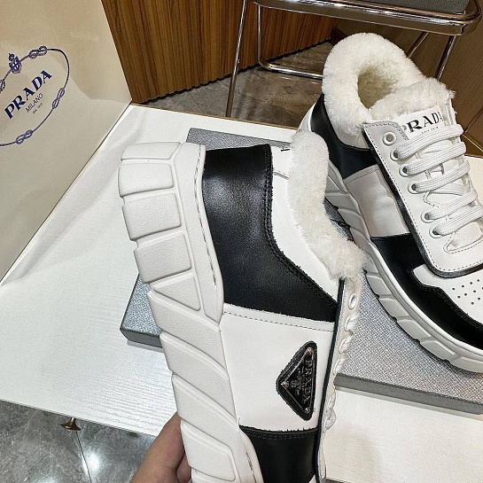 Кожаные кроссовки с мехом Prada