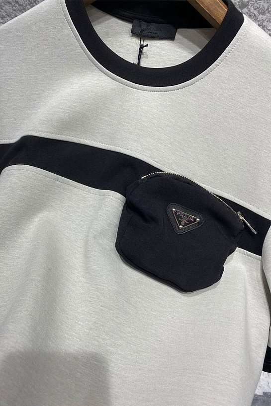 Серая оверсайз футболка Prada Chest Bag