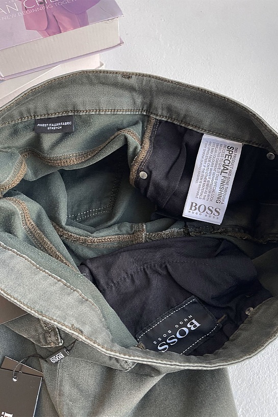 Мужские джинсы зелёного цвета Hugo Boss