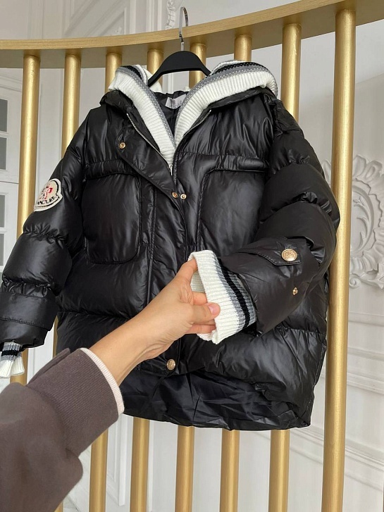 Чёрная женская куртка с капюшоном Moncler