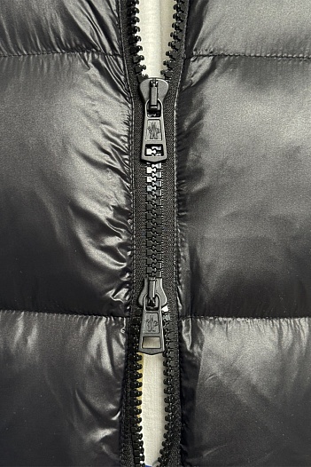 Утеплённый жилет Moncler чёрного цвета   