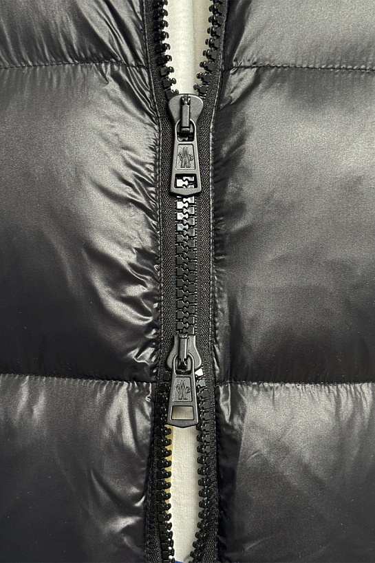 Утеплённый жилет Moncler чёрного цвета