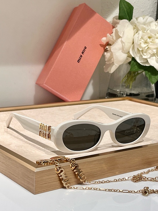 Женские солнцезащитные очки MIU MIU с белой оправой