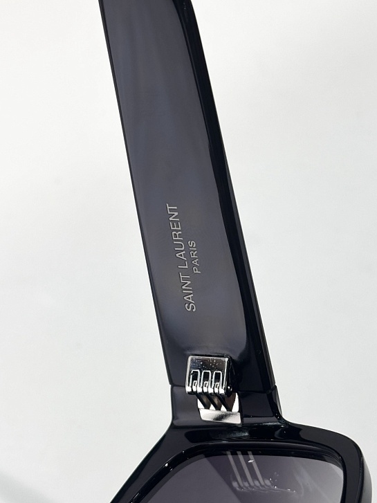 Солнцезащитные очки Yves Saint Laurent