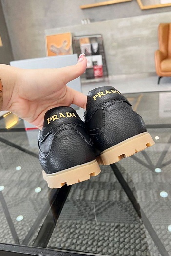 Кожаные кроссовки Prada logo-plaque - Black   